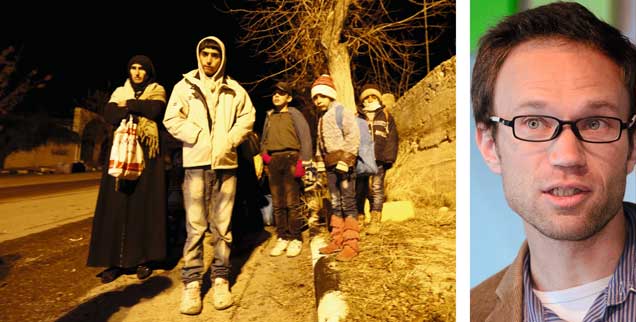 Syrische Flüchtlinge aus Madaja, sie konnten die belagerte Stadt verlassen: Ferdinand Dürr von der Initiative Adopt a Revolution berichtet, dass rund eine Million Menschen in den belagerten syrischen Städten leben, oft ohne Strom und Wasser (Fotos: reuters/Omar Sanadiki; Stephan Röhl) Syrische Flüchtlinge aus Madaja, sie konnten die belagerte Stadt verlassen: Ferdinand Dürr von der Initiative Adopt a Revolution berichtet, dass rund eine Million Menschen in den belagerten syrischen Städten leben, oft ohne Strom und Wasser (Fotos: reuters/Omar Sanadiki; Stephan Röhl)