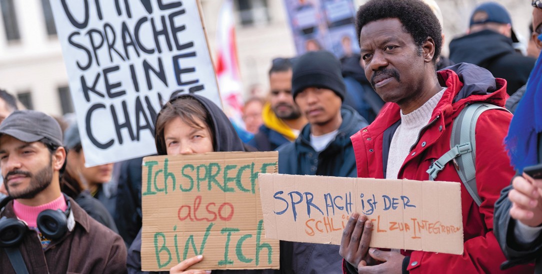 Demo gegen Kürzungen bei Integrationskursen: Politologe Harder sieht in Sprach- und Teilhabeangeboten eine Voraussetzung für gelingende Integration. (Foto: imago images / snapshot-photography / K.M.Krause)