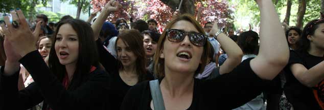 Taksim-Platz, Istanbul, in dieser Woche: Studentinnen und Studenten demonstrieren gegen Erdogans Politik. (Foto: pa/ap/Stavrakis)