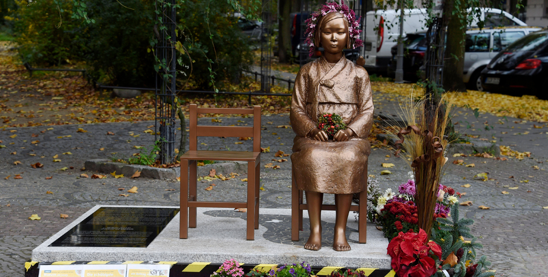 Geschmückt mit Schal und Kränzen: Die Bronze-Statue von Kim Eun-sung und Kim Seo-kyung ist der Erinnerung an die sogenannten »Trostfrauen« gewidmet. (Foto: PA / Image Broker / Siegra Asmoel)