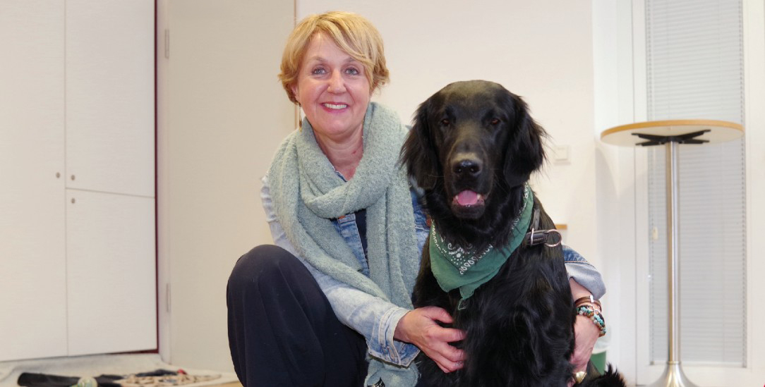 Karina Brändlin und Skipper: Der Umgang mit dem Hund macht Verhaltensmuster sichtbar. (Foto: Münchner Pressebüro / Rudolf Stumberger)