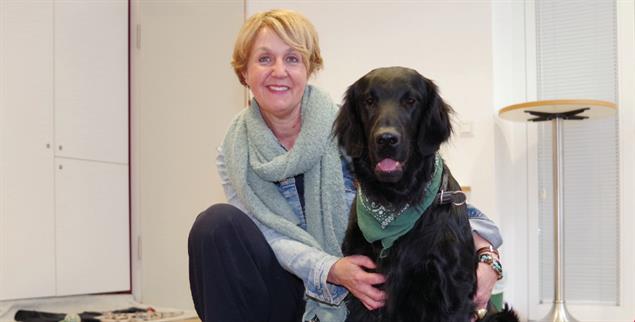 Karina Brändlin und Skipper: Der Umgang mit dem Hund macht Verhaltensmuster sichtbar. (Foto: Münchner Pressebüro / Rudolf Stumberger)