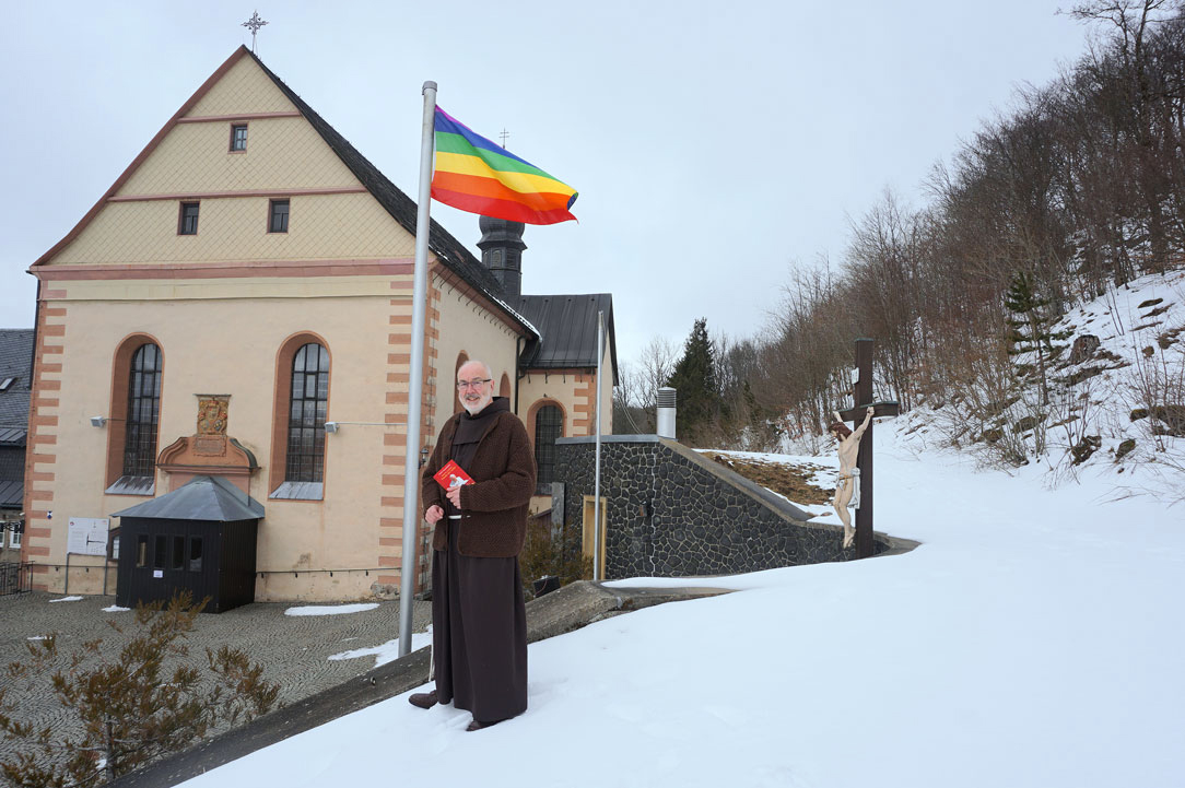 Pater Korbinian vor dem Kloster Kreuzberg (Foto: Marion Eckert)