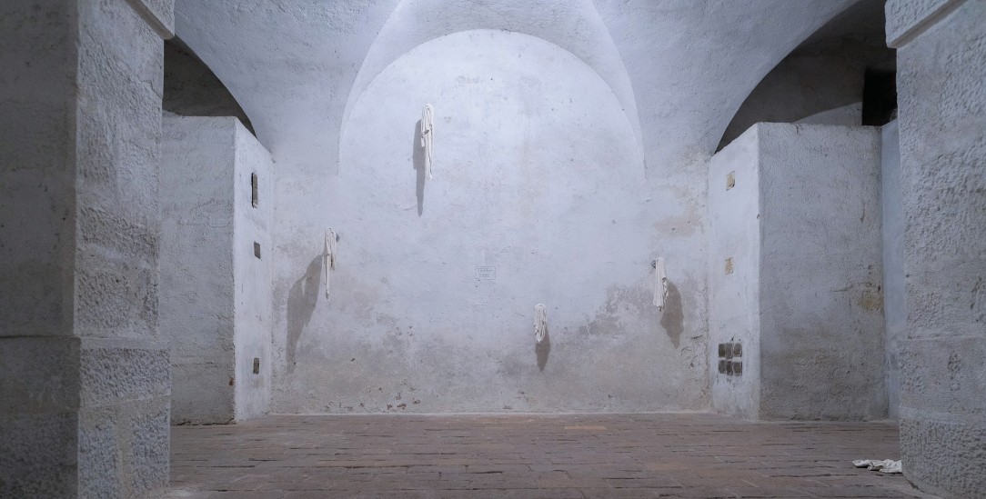 (© Maria Nalbantova, »Disposable Care« / Foto: Diözese Linz)»Love« von Magdalena Berger und »Einweg-Fürsorge« von Maria Nalbantova.