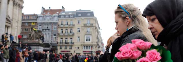 Trauern vor der Börse im Stadtzentrum von Brüssel: Tag für Tag gehen Tausende Bürger hin. (Foto: Hartmann/Reuters)