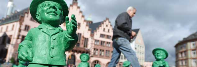 Einheitsmännchen oder Ampelmännchen? In jedem Fall sind die grünen Herren auf dem Frankurter Römerberg hier ganz offensichtlich nur mal kurz zu Besuch. Aus Deutschland Ost gekommen, um in Deutschland West 25 Jahre Einheit mitzufeiern. Wer wird ihre ausgestreckte Hand ergreifen? Vielleicht jene Flüchtlinge, die jetzt zu Tausenden nach Deutschland kommen? (Foto: pa/Dedert)


