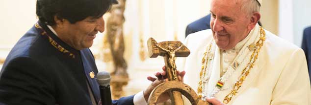 Der bolivianische Präsident Evo Morales überreicht Franziskus ein Kruzifix aus Hammer und Sichel: Dieses Zeichen, gegeben am 9. Juli,  kann nur ein südamerikanischer Papst richtig verstehen. (Foto: kna)