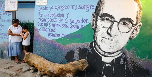 »Er war ein frommer Mann«: Dieser Satz aus dem Mund des Opus-Dei-Oberen tötet Oscar Romero noch einmal. Dabei war er vor allem eines: Ein Anwalt der Armen, als der er bis heute in El Salvador verehrt wird.  (Foto: pa/escobar)
