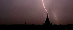 Der Blitz hat eingeschlagen: Die katholische Kirche Deutschlands erleidet momentan einen ungeheuren Imageverlust. (Foto: kamikazeflieger / photocase.com)