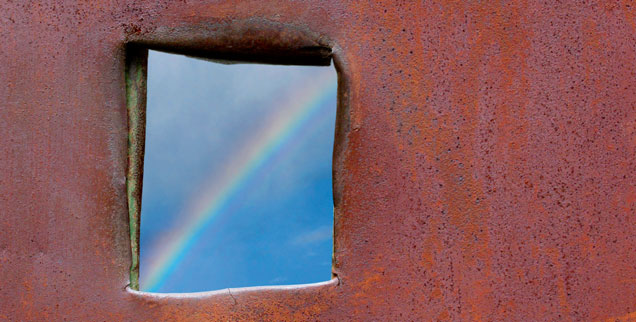 Blick durch ein Fenster auf einen Regenbogen: Die guten Nachrichten werden gerne übersehen oder von den Medien nicht weitergegeben. Dabei gibt es weltweit viele positive Entwicklungen (Foto: istockphoto/olhainsight)