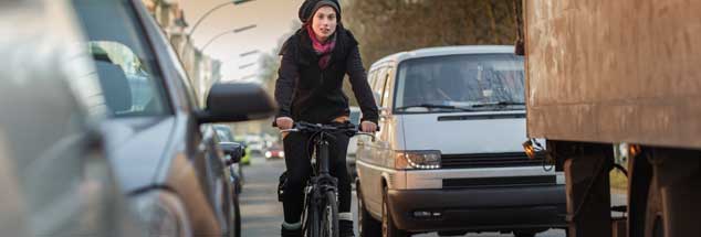 Sie sind unfreiwillige Konkurrenten im Stadtverkehr: Das Rad und das Auto. Innovative Stadtplaner wollen die Konkurrenz zugunsten des Rades auflösen. (Foto: istockphoto/Thomas_EyeDesign)