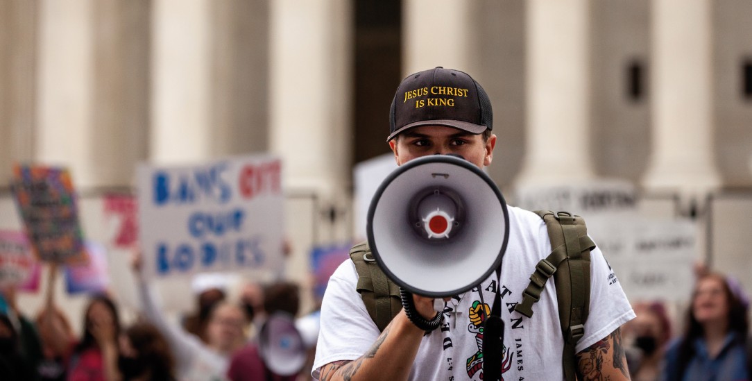 Lautstark gegen Abtreibungen: Ein Demonstrant vor dem Supreme Court, wo bald über das Recht auf Schwangerschaftsabbrüche entschieden wird (Foto: PA/NurPhoto/Allison Bailey)