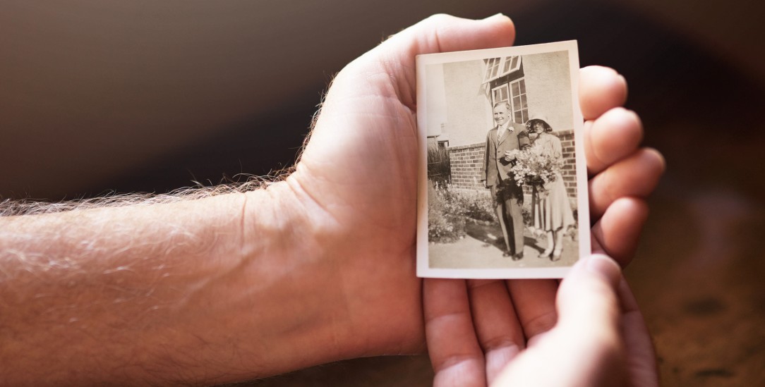 Bilder von früher: Im Erzählcafé tauschen sich ältere Menschen aus und berichten, was sie bewegt. (Foto: istock by Getty / PeopleImages)