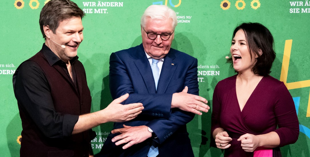 Zu zahm und zu staatstragend? Robert Habeck, Bundesvorsitzender von Bündnis 90/Die Grünen, Bundespräsident Frank-Walter Steinmeier und Annalena Baerbock, Bundesvorsitzende von Bündnis 90/Die Grünen bei der Jubiläumsfeier 30 Jahre Bündnis 90 und 40 Jahre Die Grünen. (Foto: pa/Bernd von Jutrczenka)