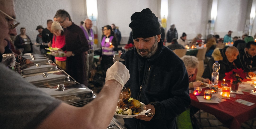 Frohes Fest: Bei der »Langen Nacht am Heiligen Abend« in der Weißfrauenkirche in Frankfurt/Main. (Foto: PA / DPA / Sebastian Gollnow) Frohes Fest: Bei der »Langen Nacht am Heiligen Abend« in der Weißfrauenkirche in Frankfurt/Main. (Foto: PA / DPA / Sebastian Gollnow)