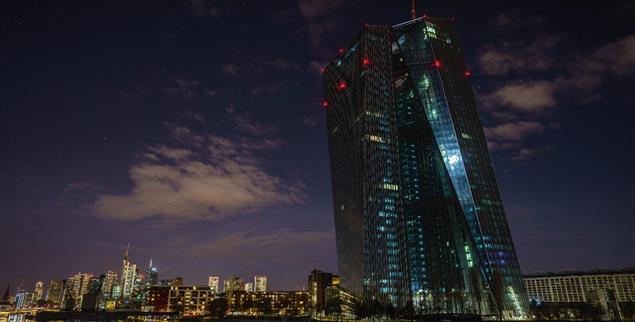 Symbolische Dunkelheit: Die Europäische Zentralbank in Frankfurt am Main zur Earth Hour.