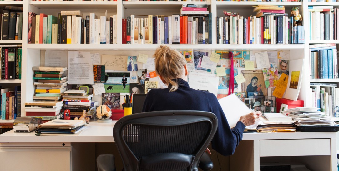 Zufall plus Disziplin: Die Schriftstellerin Siri Hustvedt an ihrem Schreibtisch in Brooklyn, New York (Foto: Annabel Clark 2012/Redux/laif)