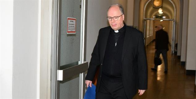 Gesteht routiniert Fehler ein: Bischof Stephan Ackermann im Saarbrücker Landgericht (Foto: pa/BeckerBredel)  