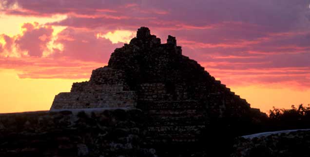 Mexiko, Halbinsel Yucatán: Sonnenuntergang über der Maya-Pyramide Oxikintok (Foto: pa/TipsImages / Angelo Cavalli)
