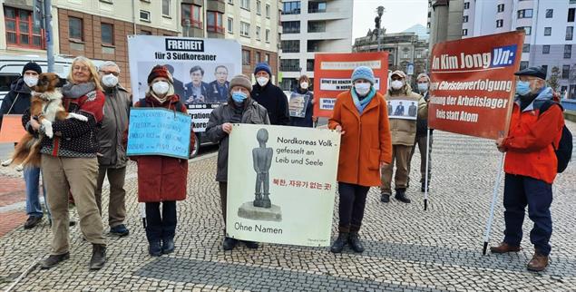 Auch bei Frost: Donnerstags protestiert Gerda Ehrlich vor der nordkoreanischen Botschaft in Berlin (Foto: Privat)