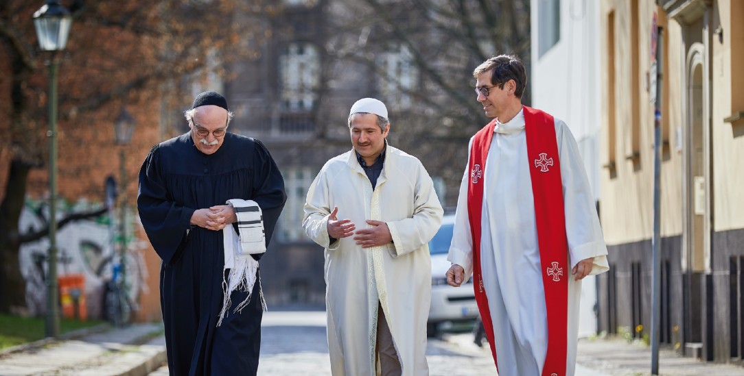 Optimistisch, trotz allem: Rabbi Andreas Nachama, Imam Kadir Sanci und Pfarrer Gregor Hohberg (Foto: © House of One/René Arnold)