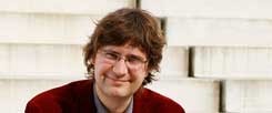 Ein Organist, der eigentlich Pianist ist - und ein Musiker, der auch Theologie kann: Carsten-Stephan Graf von Bothmer (Foto), Großneffe von Richard Strauss, kommentiert aus Anlass der Fußball-WM gerade auch Fußballspiele auf der Kirchenorgel. Es braust und wimmert, flüstert und brüllt ...: Schauen Sie zum Public Viewing mit Orgelbegleitung in Berlin vorbei! Termine: Siehe Anhang zum Interview. (Foto: Meixner)
