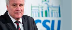 Immer wieder fordert CSU-Chef Horst Seehofer eine Obergrenze für die Zahl der Flüchtlinge - und wird für diese unchristliche Haltung auch von den Kirchen kritisiert (Foto: pa/Hoppe)