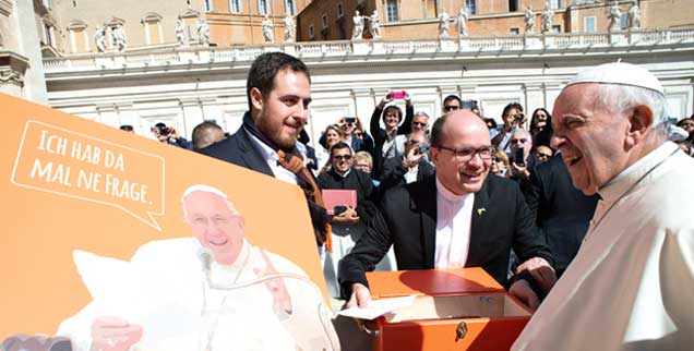 Auf Augenhöhe? Thomas Andonie (ganz links) überreicht Papst Franziskus Post von Jugendlichen aus Deutschland. (Foto: Vatican Media)