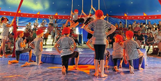 Vorhang auf, Manege frei: Verkleidet als Piraten zeigen die Kinder und Jugend (Foto: Roman von Dobbeler © www.dobbelino.de)