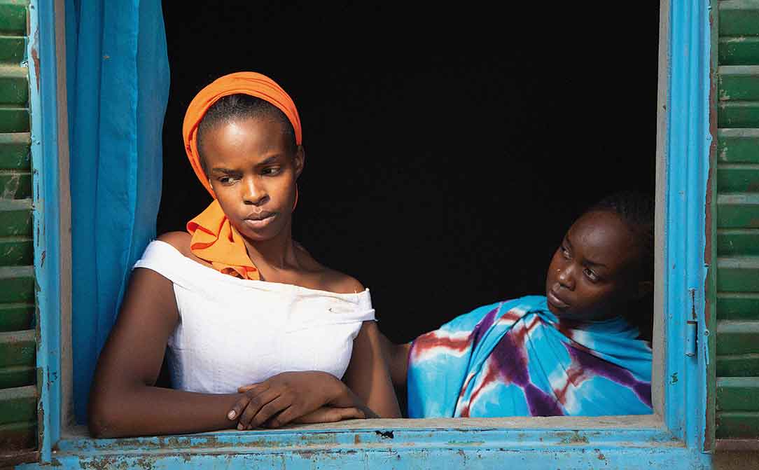 Amina ist mit der ungewollten Schwangerschaft ihrer 15-jährigen Tochter konfrontiert. Der Film "Lingui" aus dem Tschad erzählt vom solidarischen Handeln verschiedener Frauen. Regisseur ist Mahamat-Saleh Haroun. (Foto: via filmstarts.de)