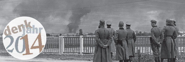 September 1939: Deutsche Soldaten vor dem brennenden Warschau. (Foto: pa/akg)