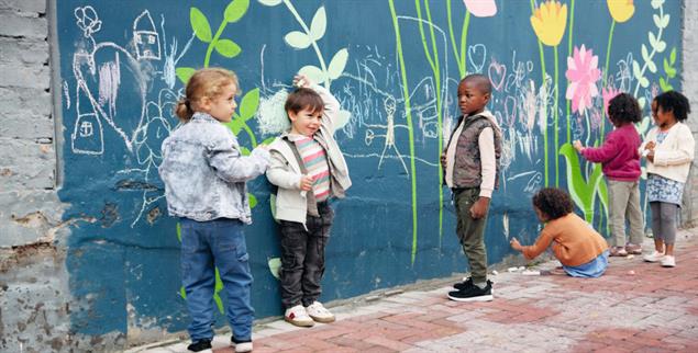 Kinder haben Rechte. Doch müssen sie explizit ins Grundgesetz? (Foto: istock by Getty / Jacob Wackerhausen)