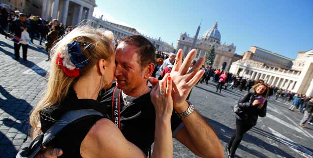 Tango auf dem Petersplatz: Nicht nur dieses, sondern Hunderte von Paaren tanzten am 17. Dezember für Papst Franziskus. Der liebt den Tanz Argentiniens über alles. Franziskus feierte an diesem Tag seinen 78. Geburtstag. Bewegung ist sein Leben - nicht nur auf der Tanzfläche. Dass viele Menschen ihn dafür lieben, zeigten sie an diesem Tag, indem sie dem Facebook-Aufruf "Tango für den Papst" folgten. (Foto: Gentile/Reuters)