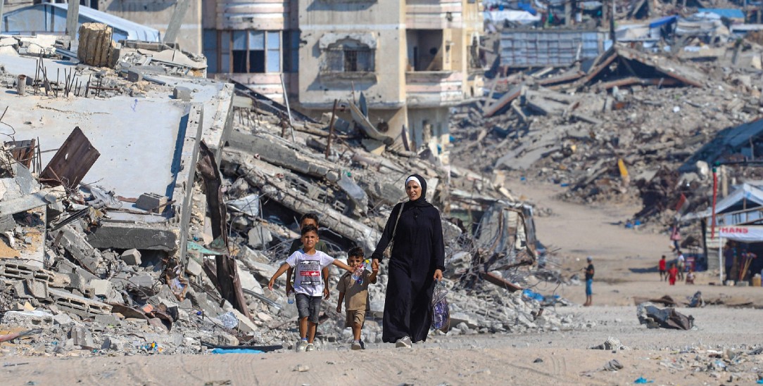 Überleben in Trümmern: Die Versorgungslage in Gaza bleibt katastrophal (Foto: imago images / Middle East Images / Ramez Habboub).