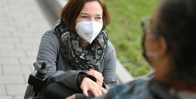  Nur im Freien und mit Maske: Eine ehrenamtliche Hospizhelferin besucht eine Frau, die sie begleitet. Mancherorts ist nicht einmal das möglich. (Foto: PA/DPA/Uli Deck)
