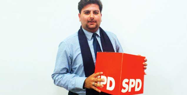 »Wie die SPD auf allen Ebenen mit ihren Leuten umgeht? Abartig! Schäbig! Ekelhaft!«, sagt Serhat Sarikaya (Foto) nach dem Abgang von Andrea Nahles. Er hat die SPD in Sundern im schwärzesten Sauerland an die Macht gebracht. Seitdem zerlegt sie sich dort wie die Gesamtpartei. (Foto: SPD)