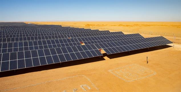 Unendliche Weite und Sonne satt: Megaprojekte wie der Solarpark Benbanin Ägypten sind bisher die Ausnahme auf dem Kontinent (Foto: PA/Photothek/Ute Grabowsky)