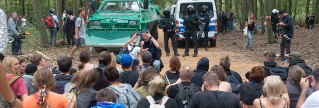 Eine Sitzblockade im Hambacher Wald. Auch Pfarrer der evangelischen Gemeinde Düren haben kürzlich auf diese Weise protestiert. Pfarrer Martin Gaevert befürwortet im Interview solchen gewaltfreien Widerstand (Foto: pa/Stoffefl)