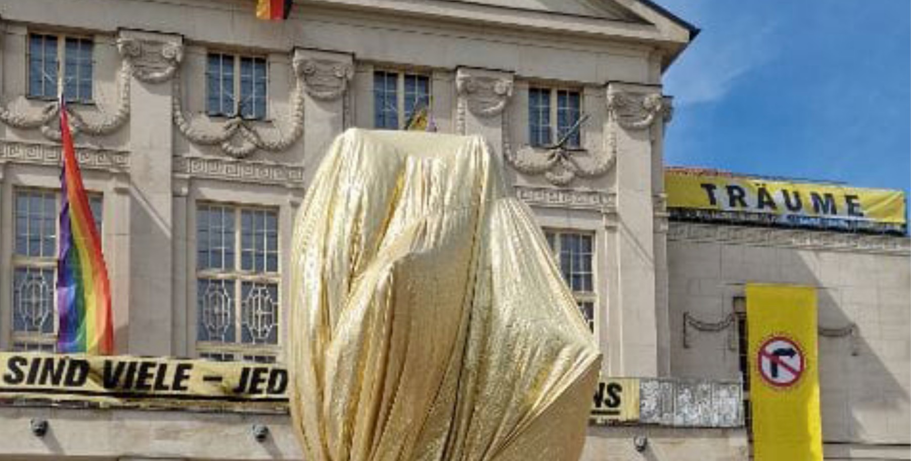 Protest: Das Goethe-Schiller-Denkmal in Weimar wurde am 8. Mai golden verhüllt. Auch das Staatstheater trägt Gold und Regenbogen. (Foto: Weimarer Bürgerbündnis)
