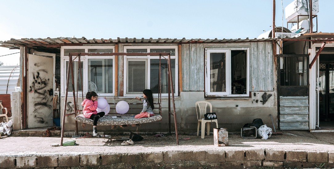 Die Kinder von Sevcan Karaça leben im Hier und Jetzt und erfreuen sich an den Luftballons. Seit das Erdbeben ihr Haus zerstörten, wohnen sie in einem Container. (Foto: Manuela Federl)