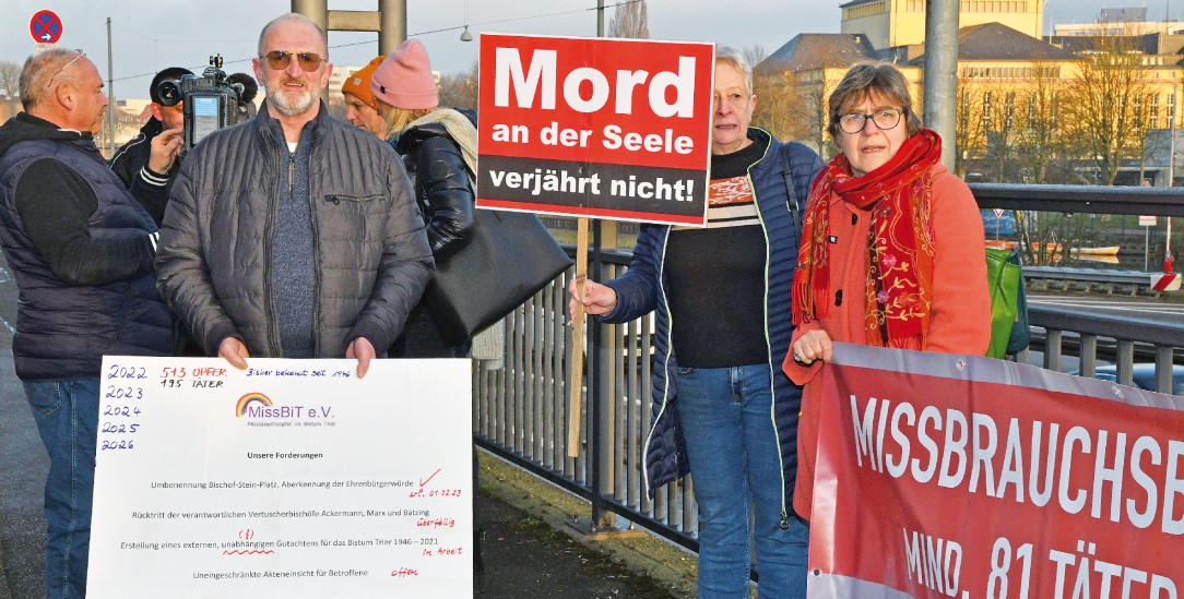 Sie fordern Konsequenzen: Missbrauchsbetroffene und Unterstützer vor dem Landgericht in Saarbrücken (Foto: pa/BeckerBredel)