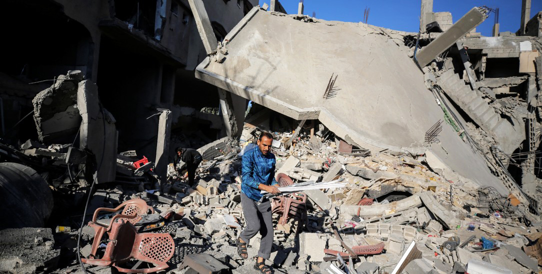 Überleben in Trümmern: Menschen durchsuchen die Überreste eines Hauses im Gazastreifen. Durch einem israelischen Luftangriff sind hier viele Zivilisten gestorben. (Foto: pa/NurPhoto/Majdi Fathi)