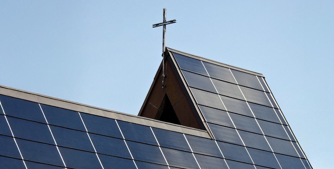 Viel Landefläche für Licht aus der Höhe: Kirchendächer, energetisch genutzt (Foto: PA / KEYSTONE/Gaetan Bally)