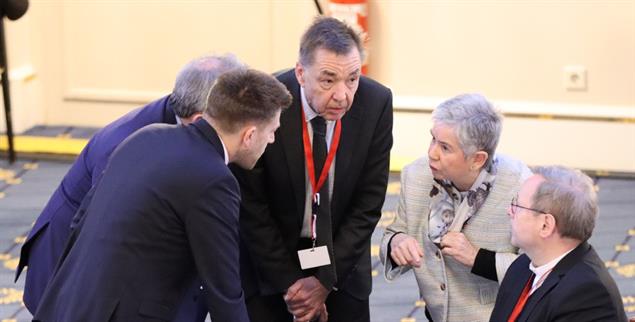 Bei kniffligen Fragen mussten sie im Synodenpräsidium auch mal die Köpfe zusammenstecken. Von rechts: ZdK-Präsidentin Irme Stetter-Karp, Georg Bätzing, Vorsitzender der Bischofskonferenz, und Thomas Söding, Theologe und Vizepräsident des Synodalen Wegs. (Foto: Deutsche Bischofskonferenz / Marko Orlovic)