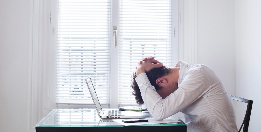 Verzweifelt am Arbeitsplatz. (Foto: Anna Berkut / Alamy Stock Photo)