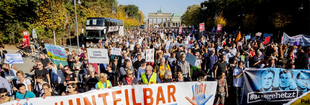 Solidarität statt Ausgrenzung: Demonstranten ziehen unter dem Motto #Unteilbar vor dem Brandenburger Tor Richtung Siegessäule. (Foto: Christoph pa/zb/Soeder)