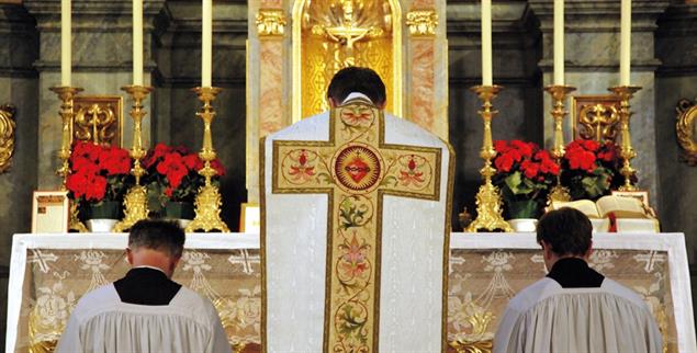 ;it dem Rücken zum Volk: Priester bei der Feier Messe im tridentinischen Ritus (Foto: PA/Marijan Murat)