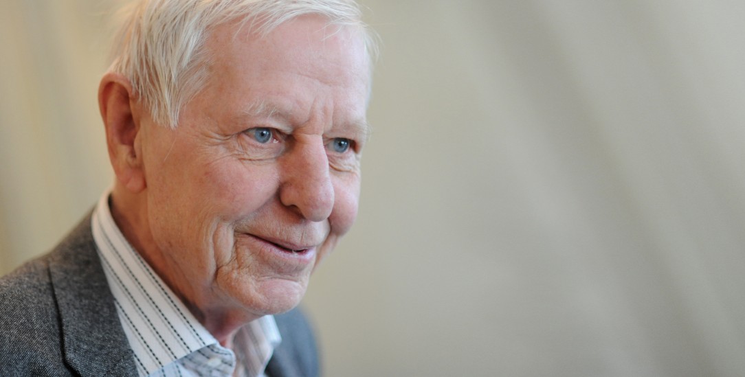 Den Hut zum Gruß: Hans Magnus Enzensberger in München, wo er am 24. November 2021 starb (Foto: pa/Andreas Gebert)