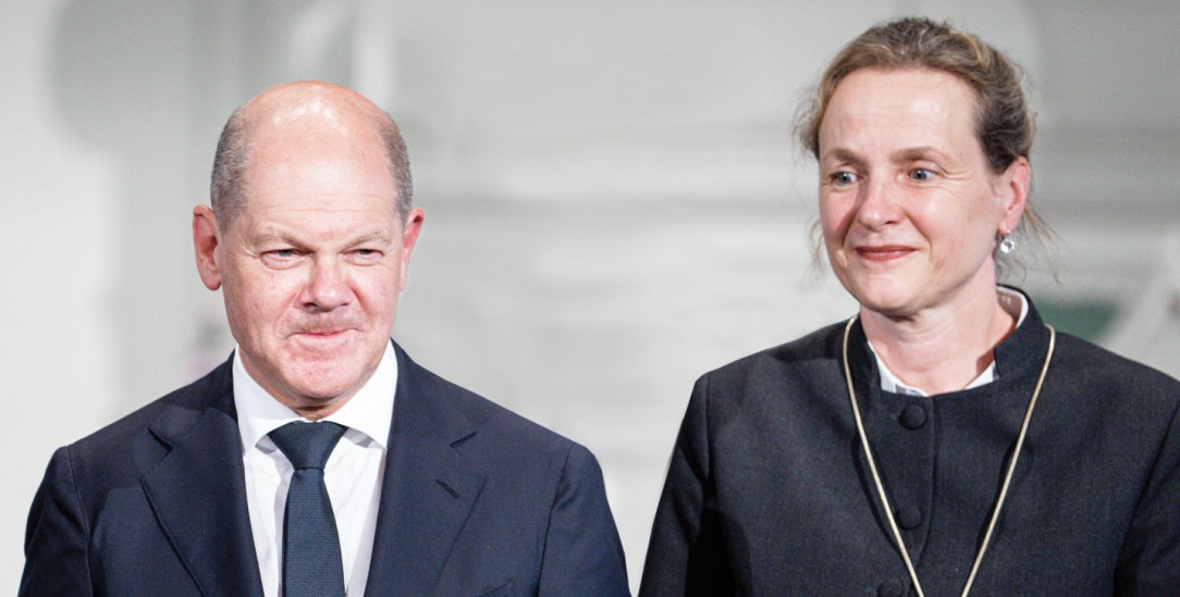 Partner oder Kontrahenten? Bundeskanzler Olaf Scholz und Prälatin Anne Gidion (Foto: pa/Jens Krick)