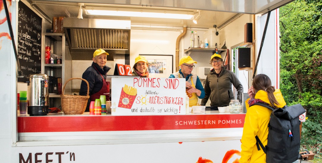 Seelsorgerinnen an der Fritteuse: Die Steyler Missionsschwestern bieten Pommes und Gespräche an (Foto: Yvonne Schwehm)